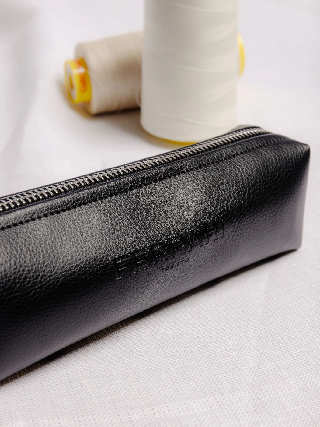 astuccio per kit aziendale etico e personalizzato in pelle