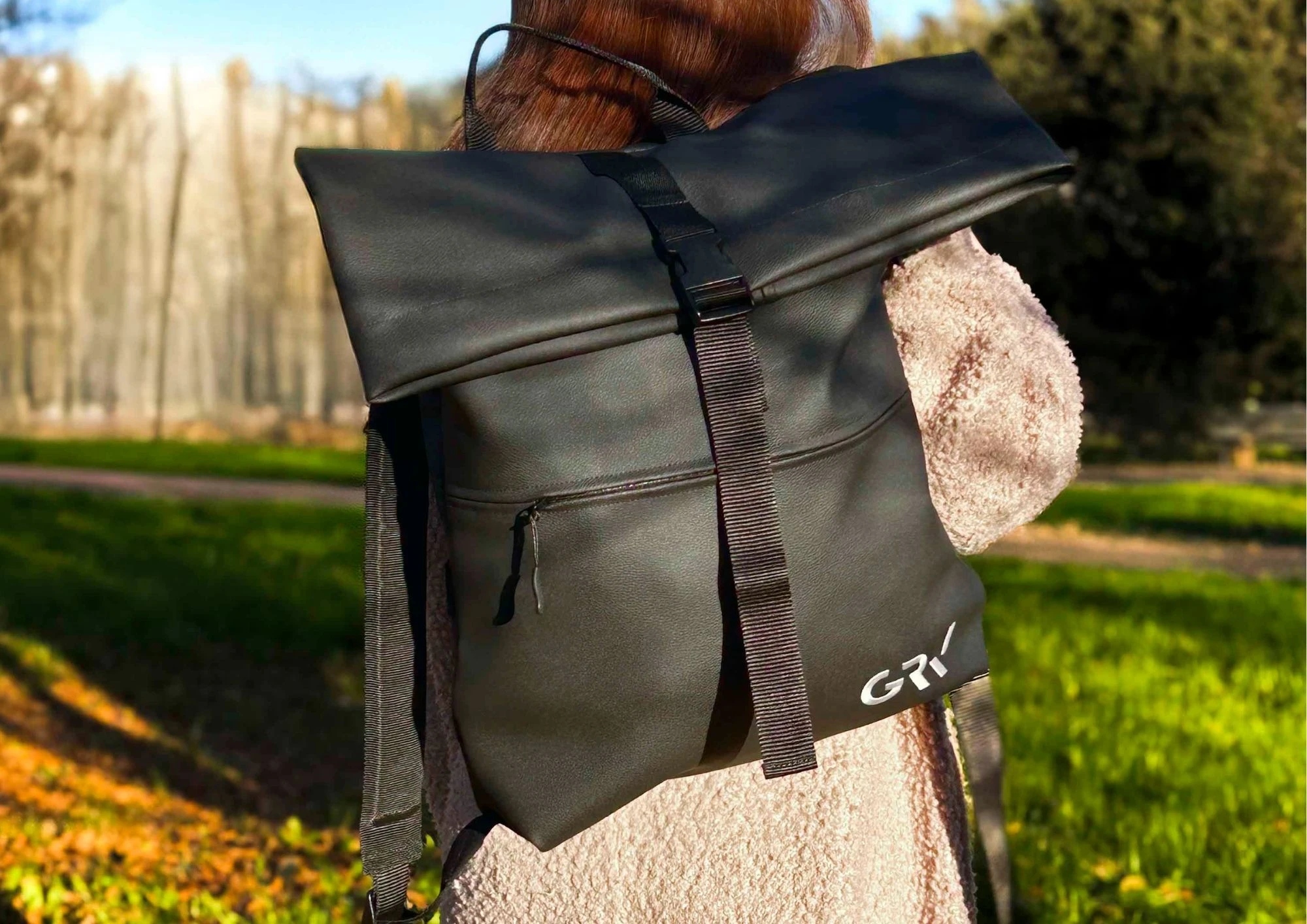 zaino roll top indossato