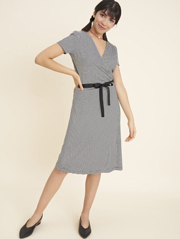 The beauty of softness. Our Mema dress is cross-over and has short sleeves. The striped jersey fabric features a yoke that creates a small ruffle at the back. Mema's soft cotton ribbon makes it suitable for even the softest of bodies.