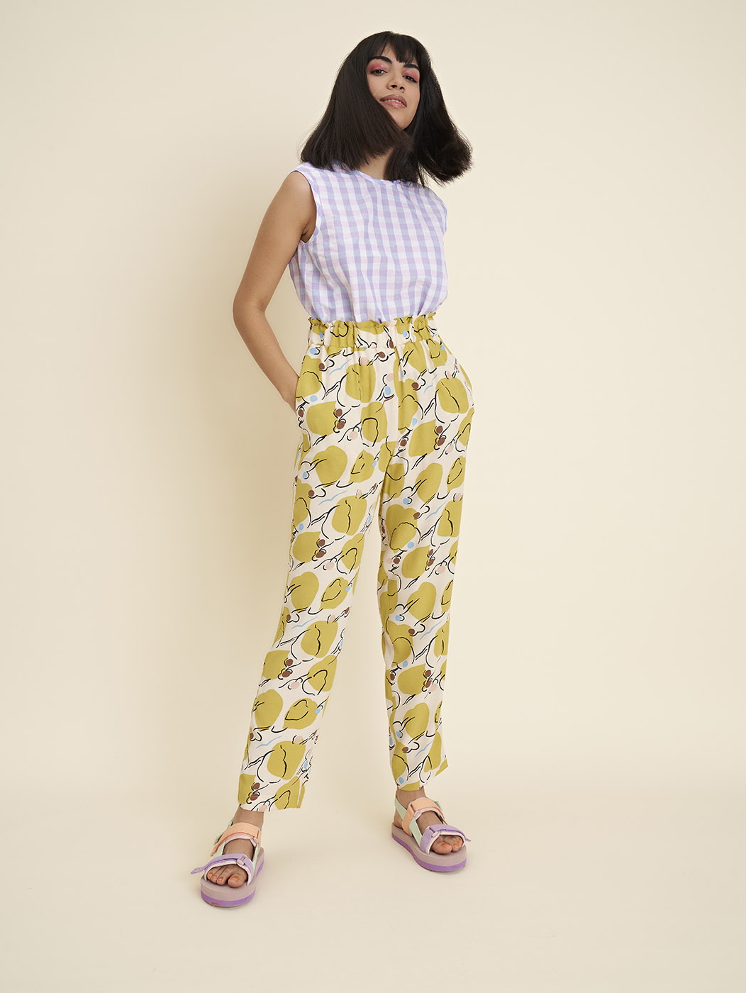 Beautiful, comfortable. Our Coco trousers have long legs that narrow slightly at the bottom. French pockets and a wide elasticated waistband finished with a small ruffle.