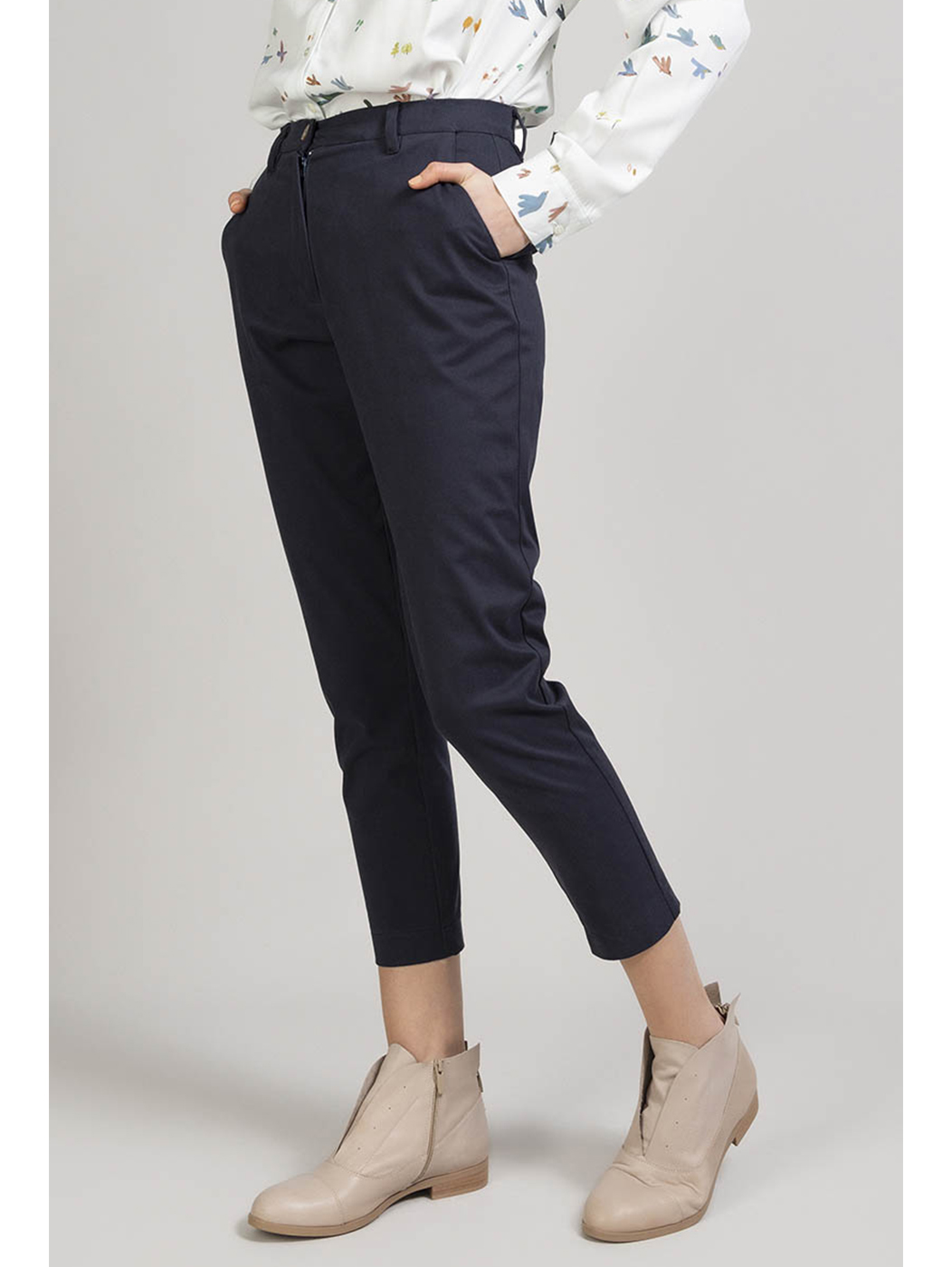 Thanks to its comfort, Indo is a real must-have: this pair of slim-fit, straight-leg trousers, with back darts, has french pockets, loop belts and is closed by a front button and zip. Super versatile — try wearing it with our iconic Bruin shirt!